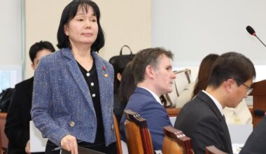Song Kyung-hee, left, chairperson of the Personal Information Protection Commission, returns to her seat after responding to lawmakers' questions during a session of the parliamentary national policy committee at the National Assembly in Seoul, Wednesday. Yonhap