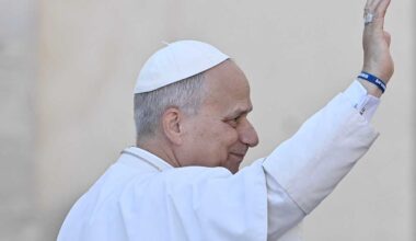 Roll up your sleeves this Advent, invites Pope