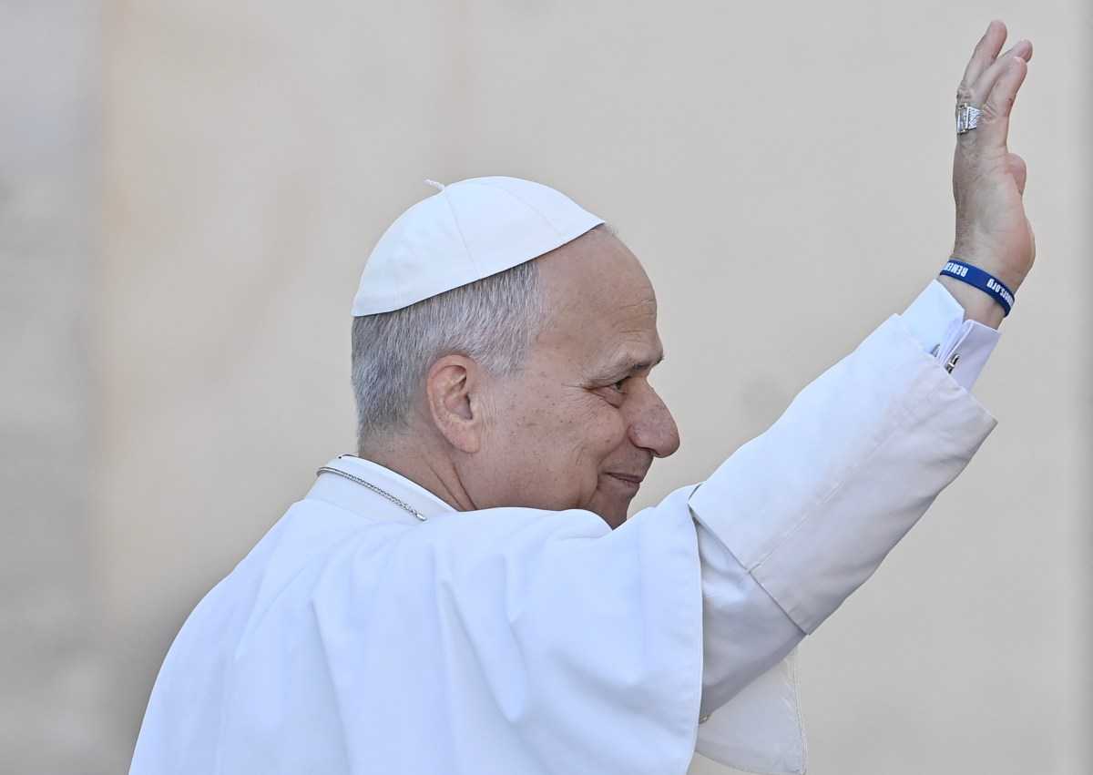 Roll up your sleeves this Advent, invites Pope