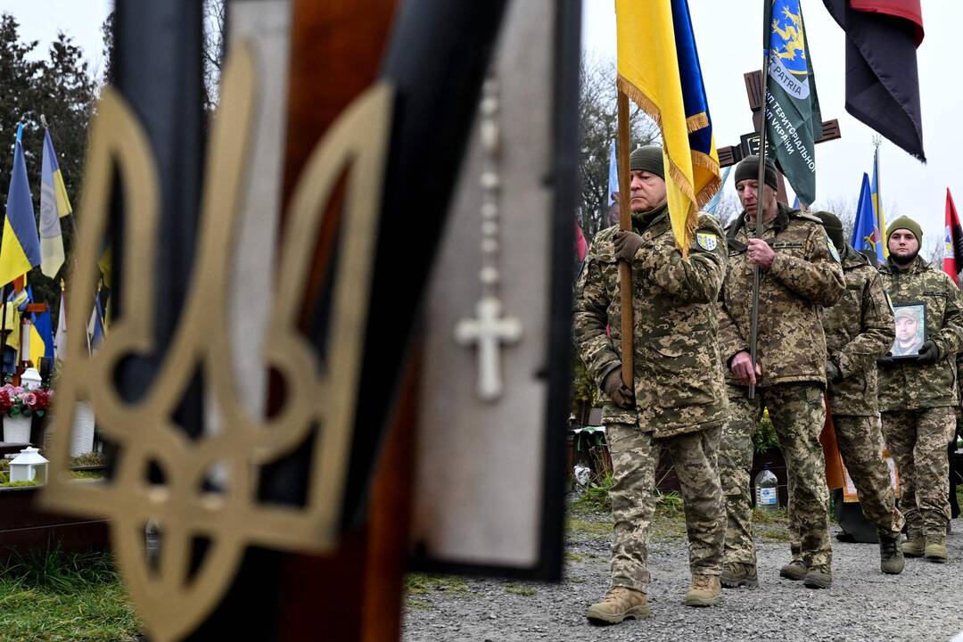 Le 2 décembre 2025, dans le cimetière militaire de Lychaki, à Lviv, dans l'ouest de l'Ukraine, des soldats portent le cercueil de Marian Maksymiv, un de leurs camarades tombé sur le front. — © SERGEI GAPON / AFP Le 2 décembre 2025, dans le cimetière militaire de Lychaki, à Lviv, dans l'ouest de l'Ukraine, des soldats portent le cercueil de Marian Maksymiv, un de leurs camarades tombé sur le front. — © SERGEI GAPON / AFP