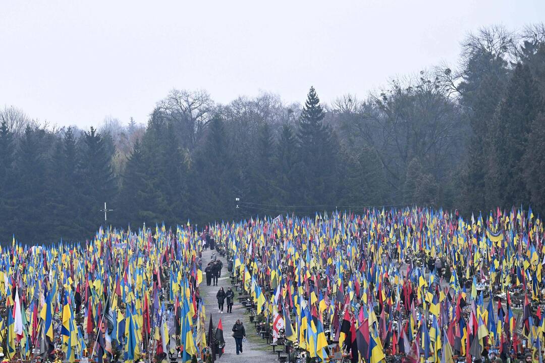 Le 2 décembre 2025, des proches quittent le cimetière de Lychakiv, à Lviv, dans l'ouest de l'Ukraine, après l'ensevelissement de deux soldats tués sur le front. — © SERGEI GAPON / AFP Le 2 décembre 2025, des proches quittent le cimetière de Lychakiv, à Lviv, dans l'ouest de l'Ukraine, après l'ensevelissement de deux soldats tués sur le front. — © SERGEI GAPON / AFP