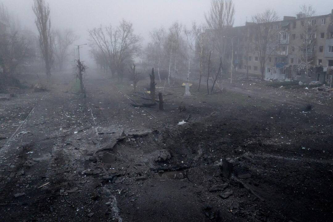 Un cratère barre une rue de Kostyantynivka, dans la région de Donetsk, cible prioritaire de l'armée russe. L'auteur de ce cliché, le photographe ukrainien Oleg Petrasiuk, travaillait pour plusieurs médias avant de s'engager dans l'armée en 2024. Il est désormais intégré dans la 24ème brigade motorisée de l'armée ukrainienne. — © OLEG PETRASIUK / AFP Un cratère barre une rue de Kostyantynivka, dans la région de Donetsk, cible prioritaire de l'armée russe. L'auteur de ce cliché, le photographe ukrainien Oleg Petrasiuk, travaillait pour plusieurs médias avant de s'engager dans l'armée en 2024. Il est désormais intégré dans la 24ème brigade motorisée de l'armée ukrainienne. — © OLEG PETRASIUK / AFP