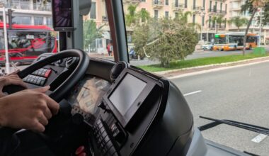 "Ce n’est pas du tout responsable" : pour rendre service à un ami chauffeur, il prend le contrôle de son bus… et cause un accident