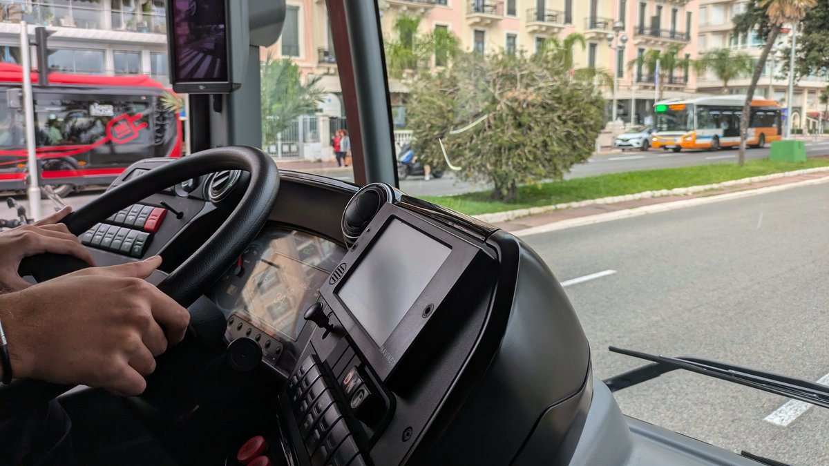 "Ce n’est pas du tout responsable" : pour rendre service à un ami chauffeur, il prend le contrôle de son bus… et cause un accident
