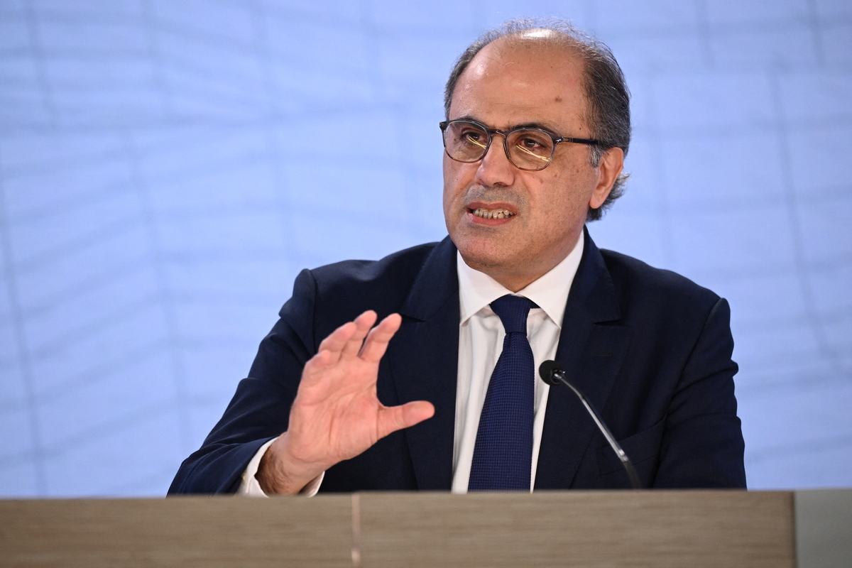 GettyImages 2147903311 showing a business meeting with diverse professionals discussing strategies in a modern conference ...