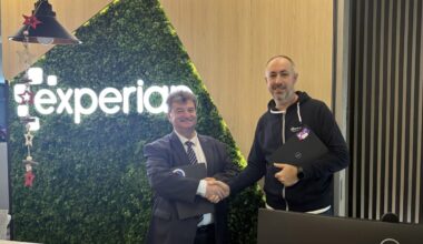 Experian България дари 40 лаптопа на НПГ по КТС – Правец (Правец, Новини)