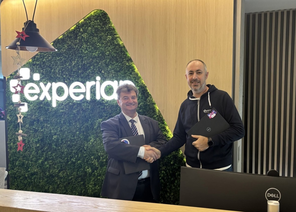 Experian България дари 40 лаптопа на НПГ по КТС – Правец (Правец, Новини)