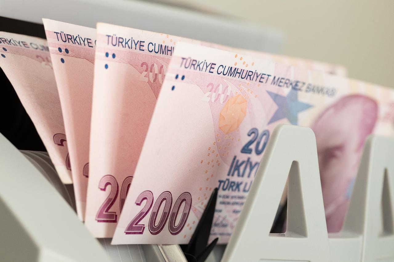 Photo shows Turkish lira in a bill counter, accessed on Dec. 12, 2025. (Adobe Stock Photo)