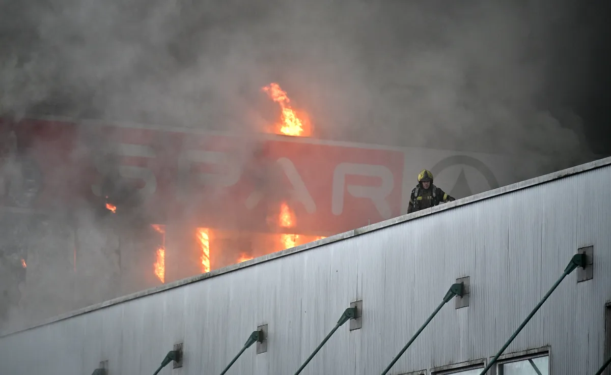 Zagorelo v skladišču Spara v Ljubljani (FOTO) - N1 Slovenija