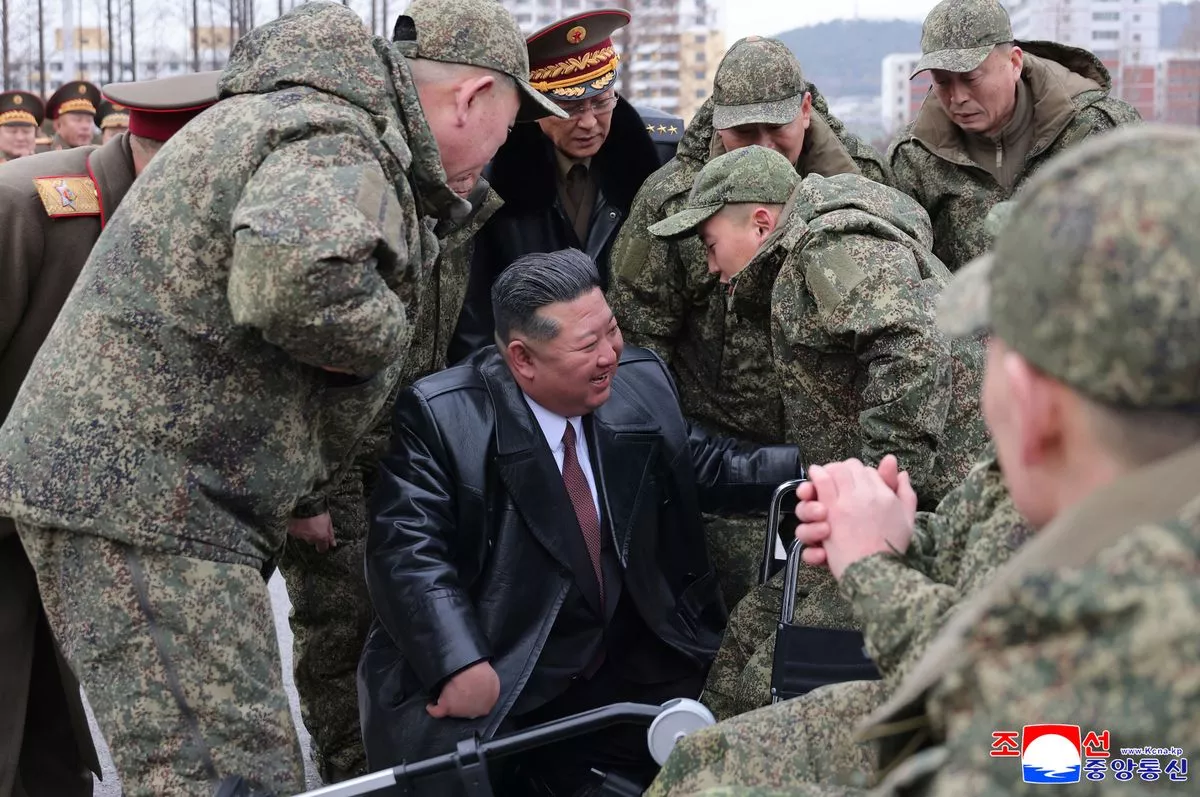 Kim with a soldier in a wheelchair