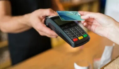 SZÉP-kártyával fizet egy vásárló.