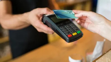 SZÉP-kártyával fizet egy vásárló.