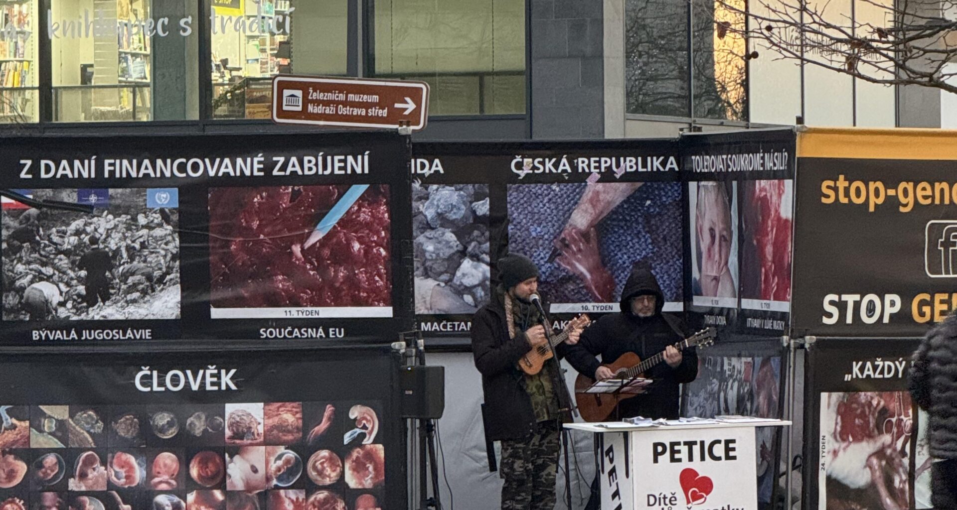 Potrati se stánkem o potratech před Karolinou v Ostravě. Během akce hrají na ukulele a zpívají. Názor?