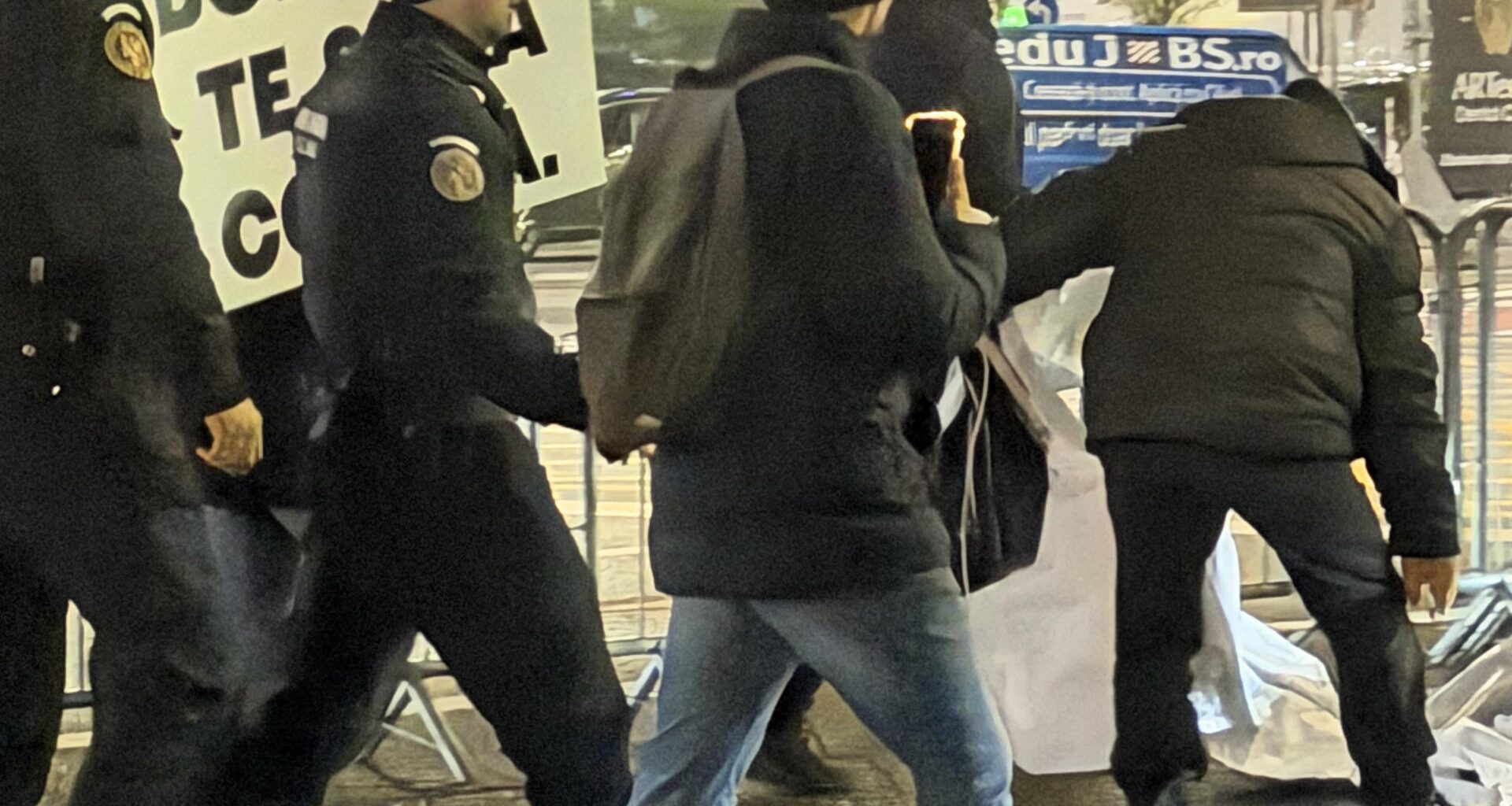 Au deturnat AUR și România TV protestul din Piața Victoriei parțial, acum intervin jandarmii. Sunt organizați cu bannere și pancarte, alături de RTV.