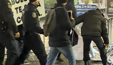 Au deturnat AUR și România TV protestul din Piața Victoriei parțial, acum intervin jandarmii. Sunt organizați cu bannere și pancarte, alături de RTV.