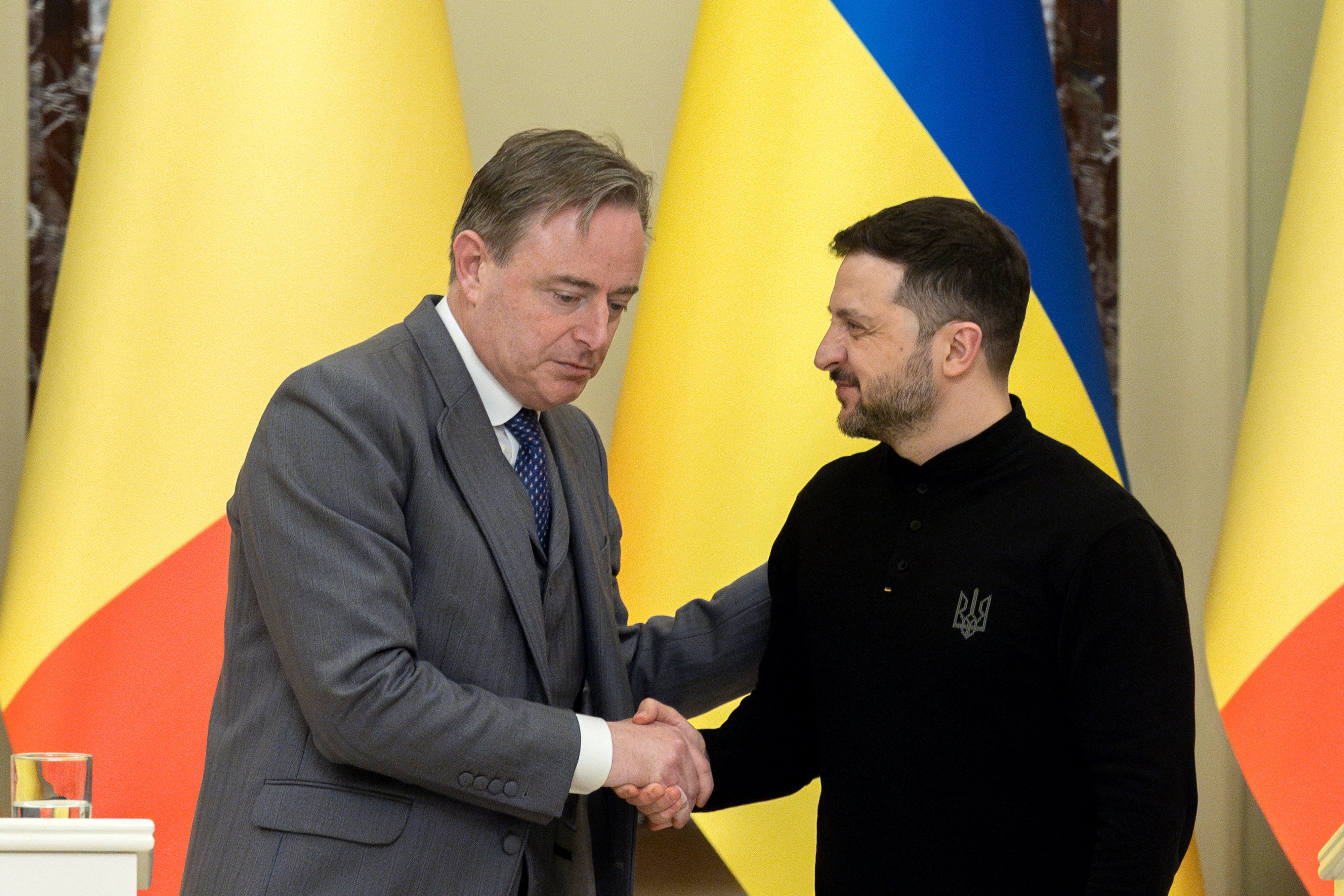 Belgium’s Bart De Wever (here with Volodymyr Zelensky) says Belgium cannot risk having to pay the full amount back in the event of a legal challenge