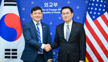 Jeong Yeon-doo, right, vice minister for diplomatic strategy and intelligence at South Korea's Foreign Ministry, and acting U.S. Ambassador to South Korea Kevin Kim shake hands before their talks at the Foreign Ministry in Seoul on Dec. 16, to coordinate their North Korea policy. [MINISTRY OF FOREIGN AFFAIRS]