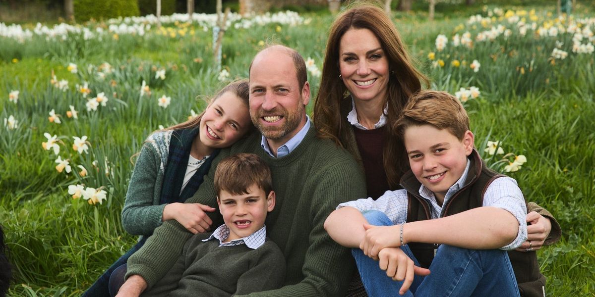 Hidden detail in Wales Family's Christmas card which highlights clear bond between Prince George and King Charles