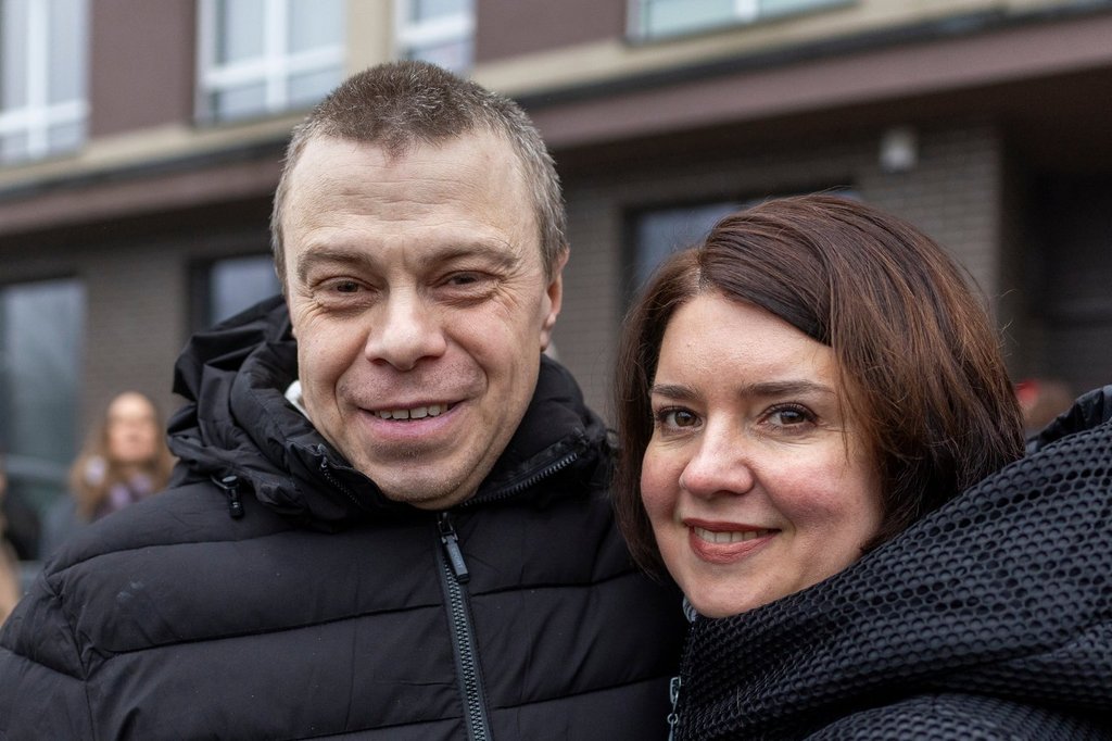 Uladzimir Labkovich, one of the released Belarusian prisoners and his wife Nina Labkovich smile as he arrives in Vilnius, Lithuania, Thursday, Dec. 18, 2025. (AP Photo/Mindaugas Kulbis)