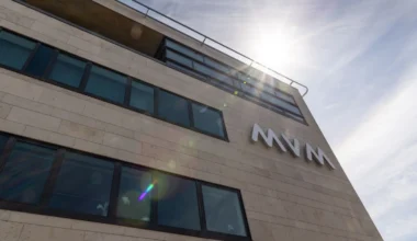 Romania's major energy supplier, amid concerns about ties with Russia, did not sell a controlling stake to Hungary's MVM