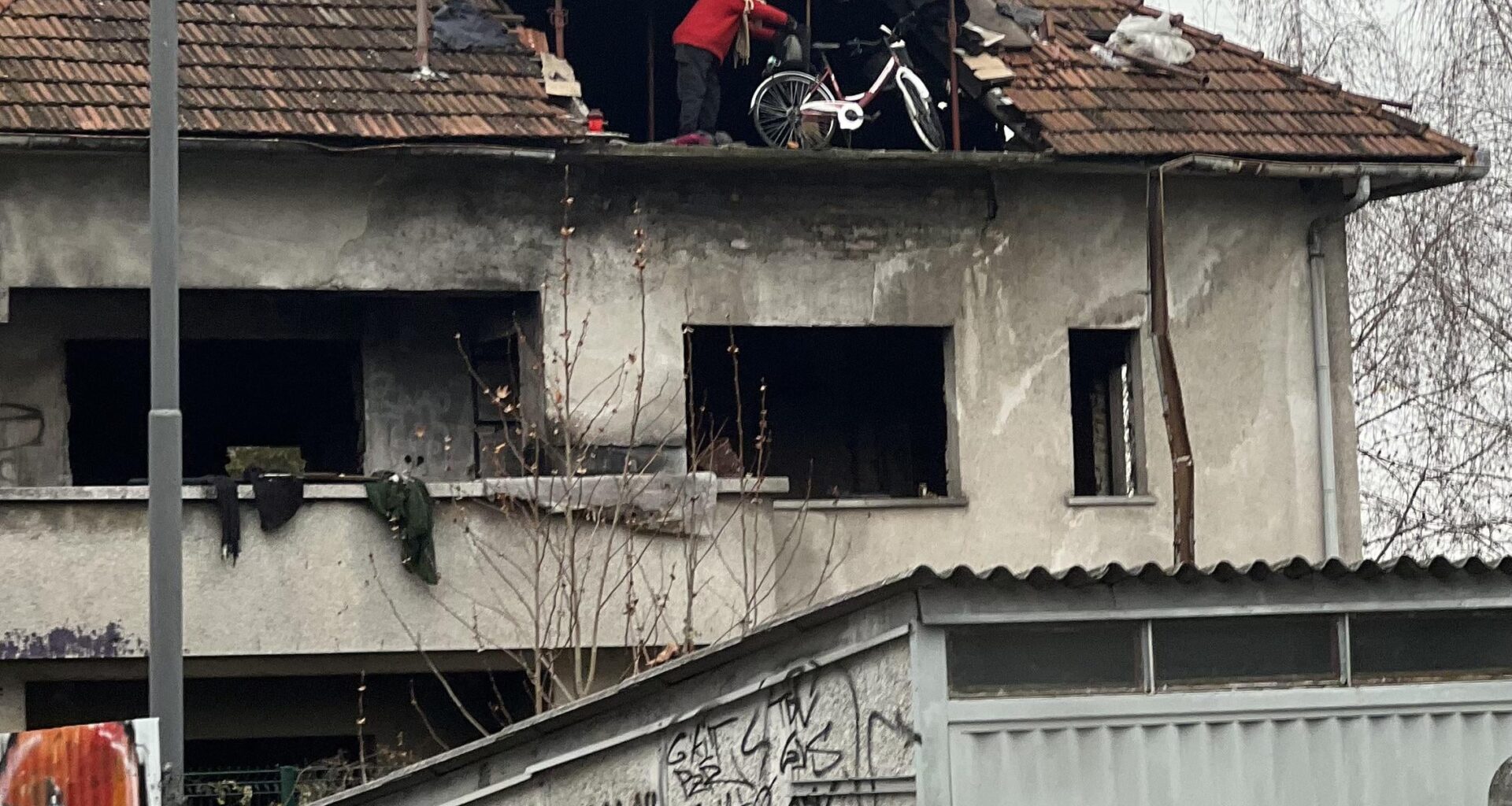 Ljubljanski brezdomec si je privoscil zapusceno hišo...