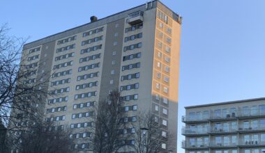 Vad är grejen med en enda balkong? (Sundbyberg)