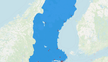 Fler människor bor i de röda ytorna än i den blåa ytan. Sverige har en befolkning på 10,59 miljoner människor (2024). Befolkningen i de röda områdena är 5,31 miljoner (2024).
