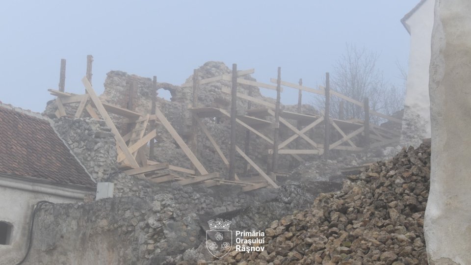 Continuă lucrările de punere în siguranță a Cetății Medievale Râșnov
