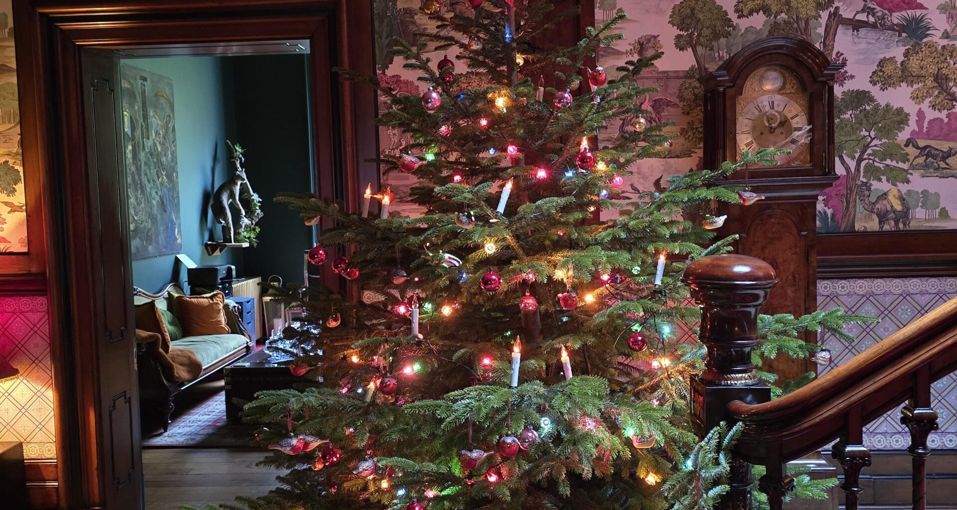 My parents Christmas tree only me and my parents left feels a shame not to share such a beautiful tree