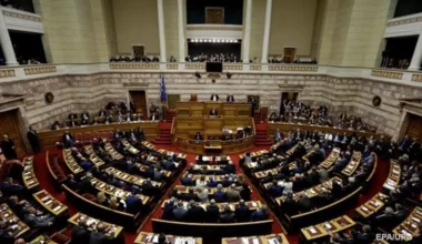 France switches to temporary funding: Macron signs special budget law