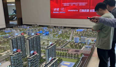 China's ballooning debt heightens deflation risks