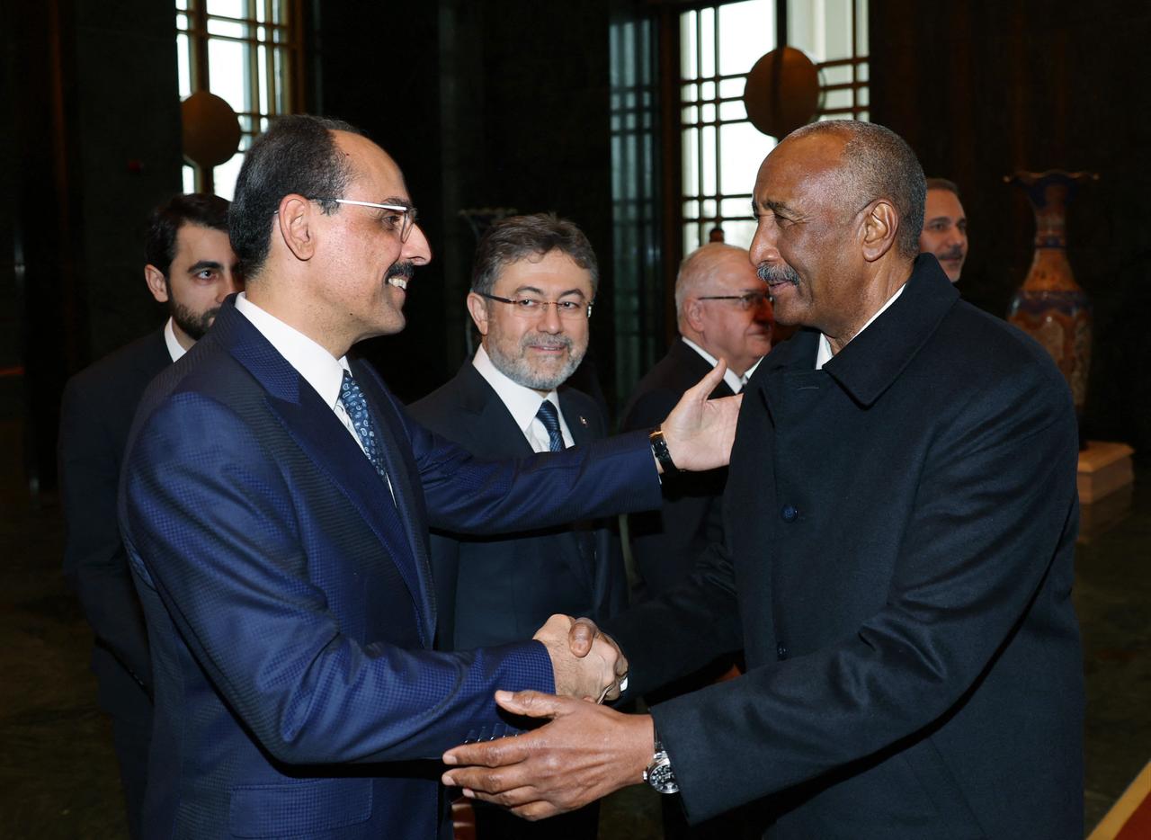 Sudan's army chief General Abdel Fattah al-Burhan (R) shaking hands with Türkiye's National Intelligence Organization (MIT) Chief Ibrahim Kalin (L) at the Presidential Complex in Ankara, Türkiye on Dec. 25, 2025. (AFP Photo)