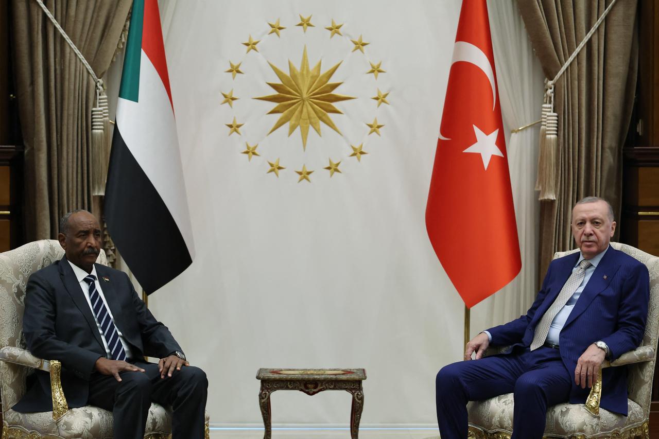 Turkish President Recep Tayyip Erdogan (R) with Sudans army chief General Abdel Fattah al-Burhan (L) at the Presidential Complex in Ankara, Türkiye on Dec. 25, 2025. (AFP Photo)