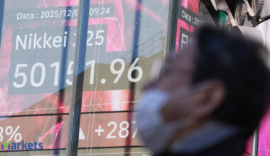 Japan's Nikkei slips as tech stocks track Wall Street lower