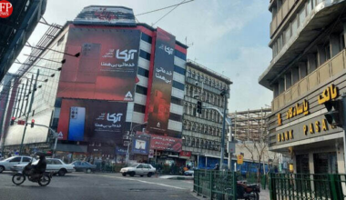 Mobile Phone Sellers Protest Currency Volatility In Tehran
