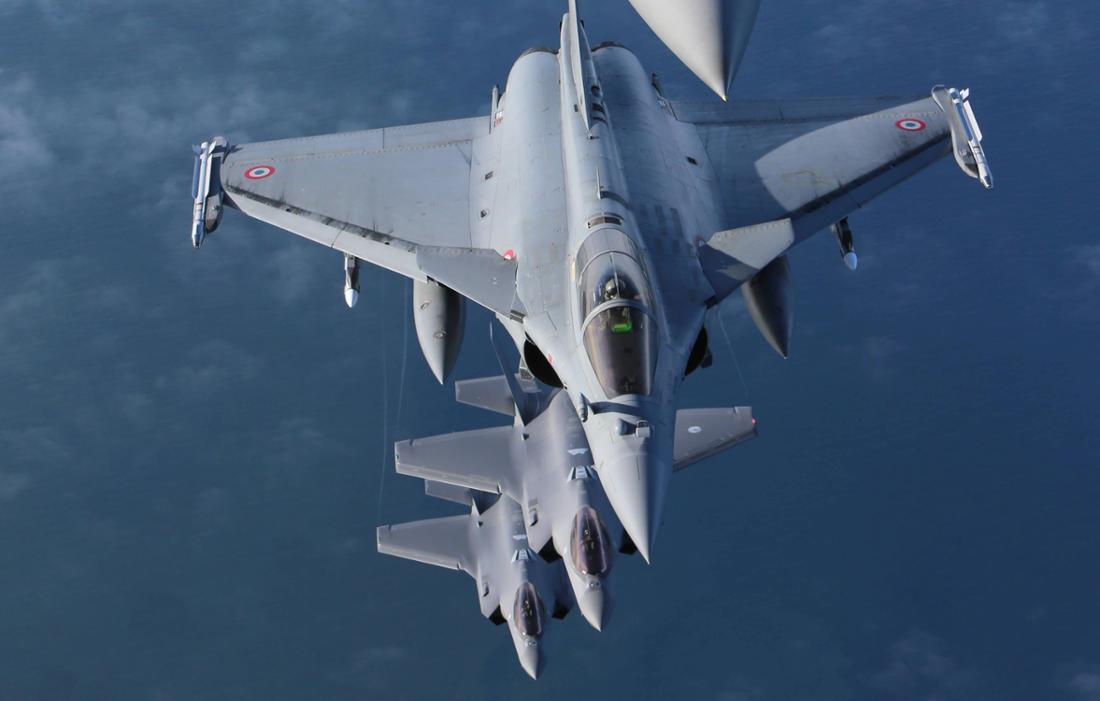 Ein Kampfjet der französischen Luftwaffe (oben) mit zwei Maschinen der niederländischen Luftwaffe (unten) bei einer Übung über der Ostsee.