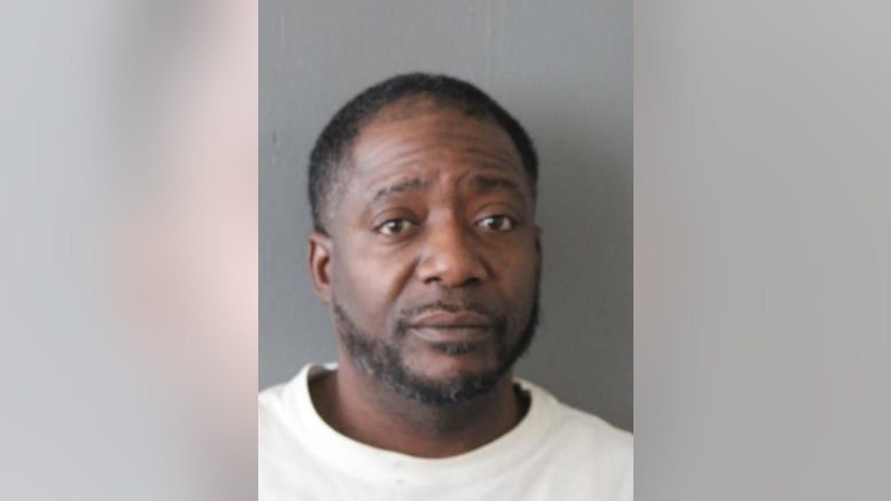 Chicago crime: Suburban man robbed South Side business at gunpoint, police say