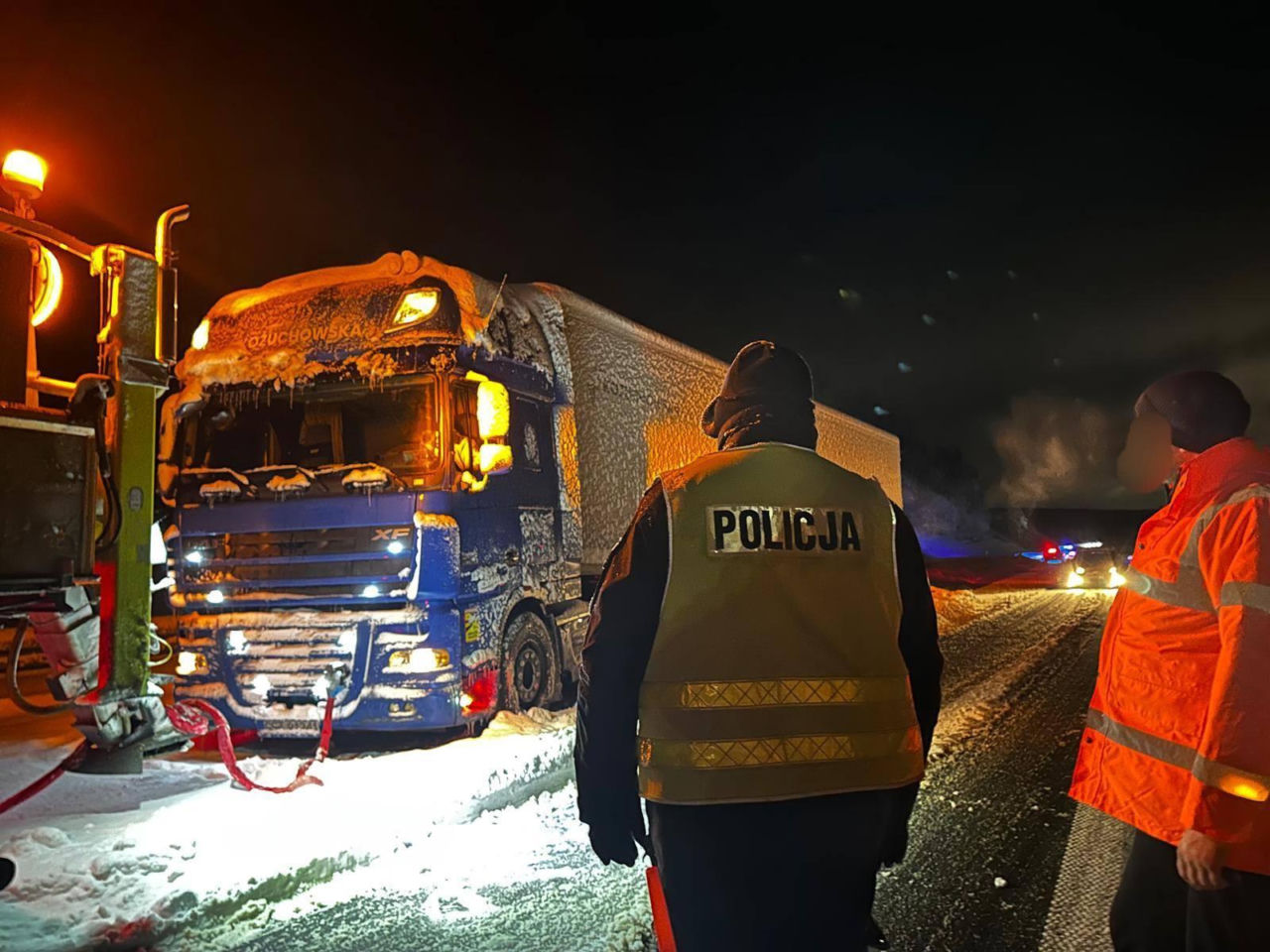 Polska sparaliżowana przez śnieg! Zamknięte drogi wojewódzkie, utrudnienia na S7 i kolei