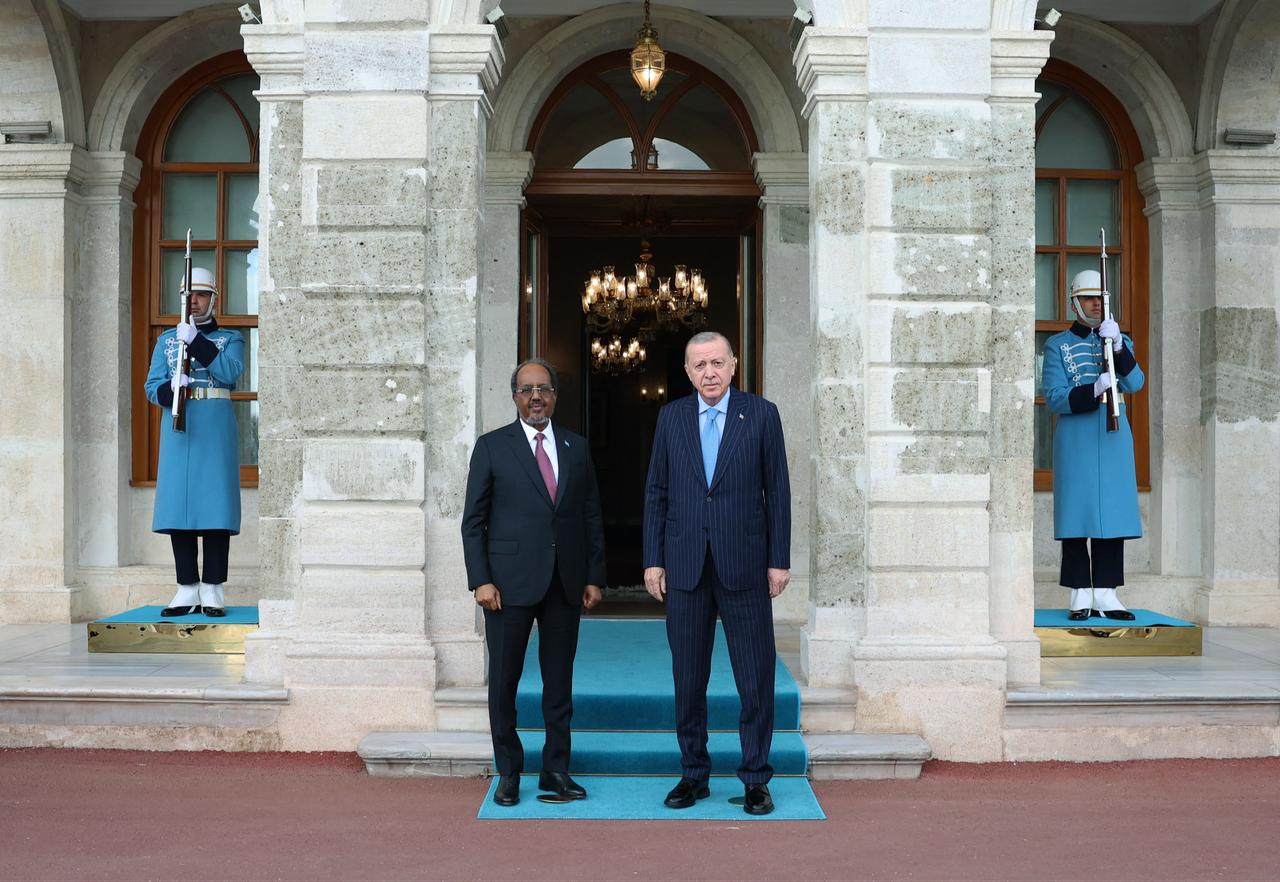 Türkiyes President Recep Tayyip Erdogan (R) and Somalia's President Hassan Sheikh Mohamud (L) posing before their meeting in Istanbul, Türkiye on Dec. 30, 2025. (Turkish Presidency/AFP Photo)