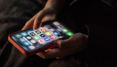 : Info franceinfo Le gouvernement veut interdire les réseaux sociaux aux moins de 15 ans et l'usage des téléphones portables au lycée dès septembre 2026