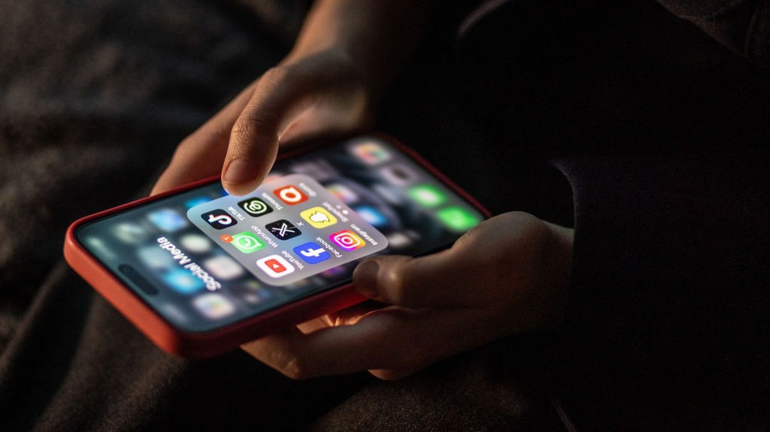 : Info franceinfo Le gouvernement veut interdire les réseaux sociaux aux moins de 15 ans et l'usage des téléphones portables au lycée dès septembre 2026