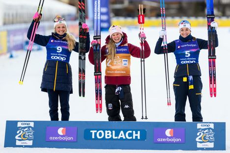 Emma Ribom (vas.), Jessie Diggins ja Moa Ilar olivat uudenvuodenaaton kärkikolmikko Toblachissa.