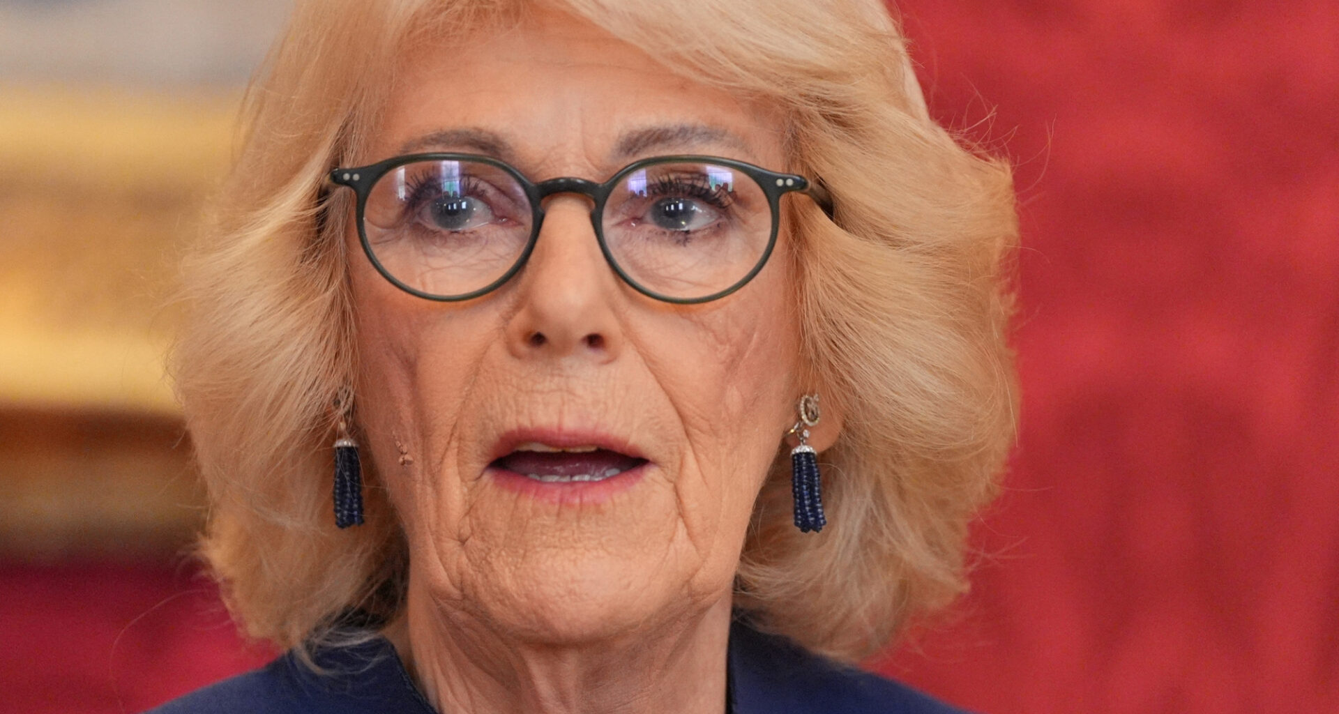 la reine consort Camilla raconte avoir été agressée dans un train à l'adolescence