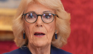 la reine consort Camilla raconte avoir été agressée dans un train à l'adolescence