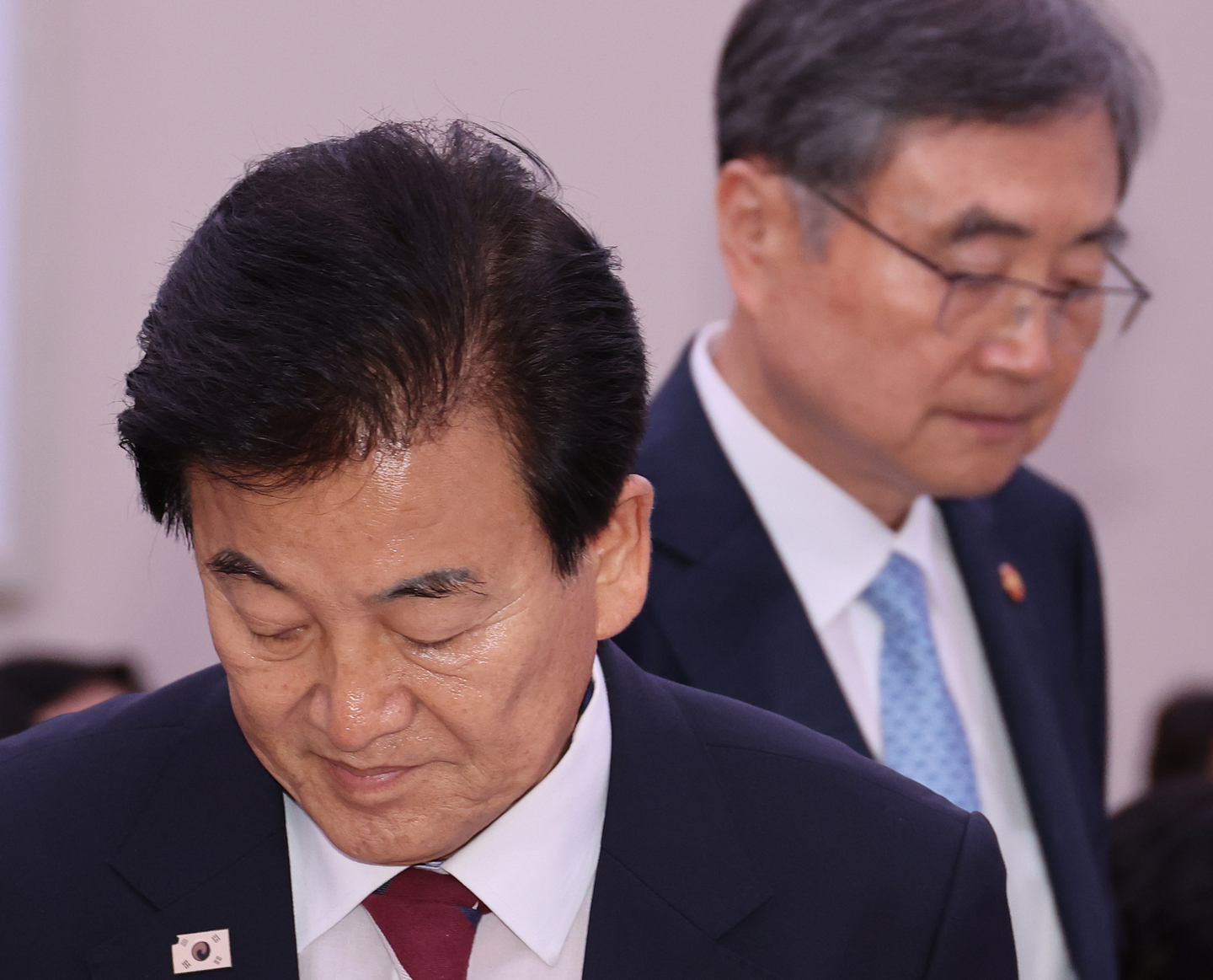 South Korean Foreign Minister Cho Hyun, right, and Unification Minister Chung Dong-young attend a plenary session of the National Assembly’s Foreign Affairs and Unification Committee in Seoul on Aug. 18. [YONHAP]