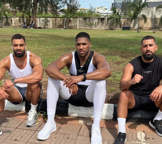 Joshua v prometni nesreči izgubil dva tesna prijatelja