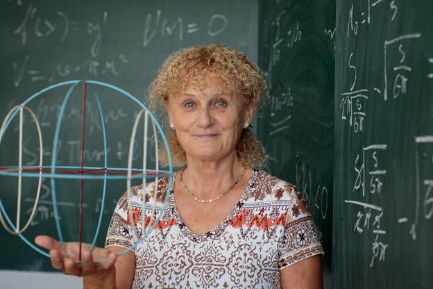 Učiteľka matematiky Eva Oravcová získala Cenu Dionýza Ilkoviča. Jej študenti dosahujú národné aj medzinárodné úspechy.