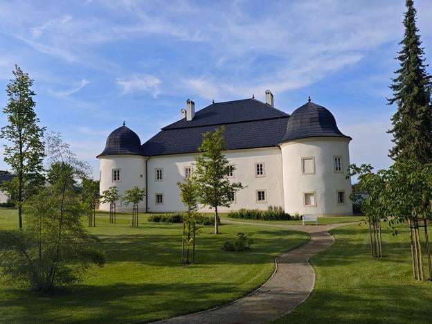 The park at Ostrá Lúka Manor is open to the public.