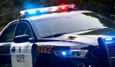 Man smashes window, becomes aggressive at hospital: police