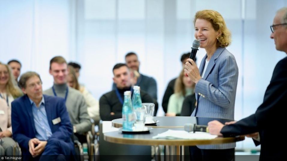 First Deputy Governor Mauderer meets school pupils